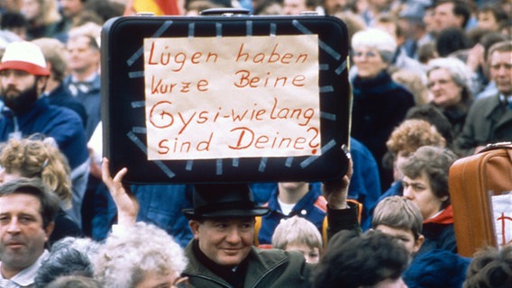 DDR Bürger demonstrieren im Rahmen der sogenannten Kofferdemo auf dem Eichsfelde. © Grenzlandmuseum Eichsfeld e.V Foto: Grenzlandmuseum Eichsfeld e.V