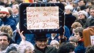 DDR Bürger demonstrieren im Rahmen der sogenannten Kofferdemo auf dem Eichsfelde. © Grenzlandmuseum Eichsfeld e.V Foto: Grenzlandmuseum Eichsfeld e.V