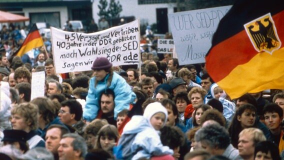 DDR Bürger demonstrieren im Rahmen der sogenannten Kofferdemo auf dem Eichsfelde. © Grenzlandmuseum Eichsfeld e.V Foto: Grenzlandmuseum Eichsfeld e.V