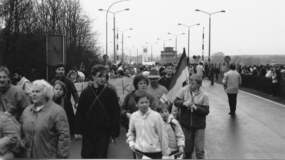 DDR Bürger demonstrieren im Rahmen der sogenannten Kofferdemo auf dem Eichsfelde. © Grenzlandmuseum Eichsfeld e.V Foto: Grenzlandmuseum Eichsfeld e.V