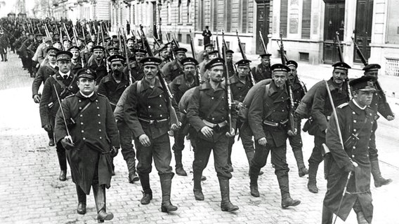 Deutsche Soldaten marschieren 1914 in Brüssel ein. © picture alliance/Mary Evans Picture Library 