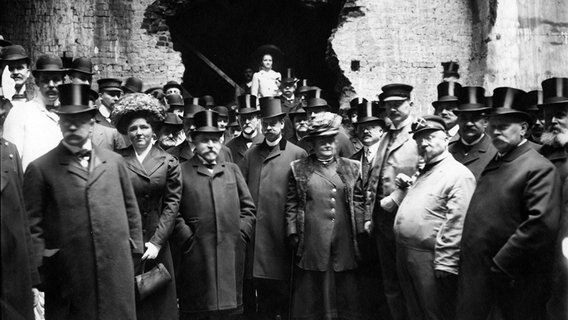 Der erste Durchbruch des Elbtunnels; Gruppenbild mit den Buergermeistern Schroeder und Johann Predoehl. © akg-images 