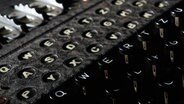 Die Tastatur einer Enigma-Dechiffriermaschine der deutschen Marine © picture alliance / dpa Foto: Bernd Thissen