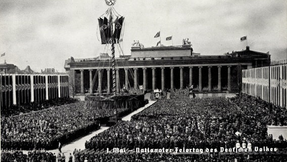 Nationalsozialistischer Aufmarsch am 1. Mai 1933 im Berliner Lustgarten zum "Tag der nationalen Arbeit" © picture alliance / arkivi 