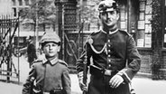 Ein Sohn in Uniform mit seinem uniformierten Vater im Jahr 1914 © picture alliance 