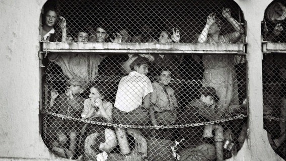 Jüdische Flüchtlinge unter Deck  der "Exodus" am 18. Juli 1947 bei der Einfahrt in den Hafen von Haifa. © picture-alliance/ dpa Foto: epa/Pinn Hans/Israeli Government Press Office Handout
