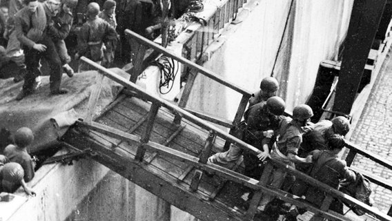 Jüdische Flüchtlinge werden unter Anwendung von Gewalt am 8. September 1947 von Bord eines Gefangenen Schiffs gebracht. © picture alliance / ASSOCIATED PRESS 