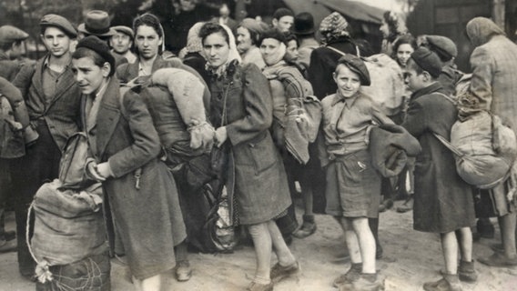 Juden und Jüdinnen von der "Exodus" auf dem Weg ein Lübecker Lager 1947. © picture alliance / Everett Collection 