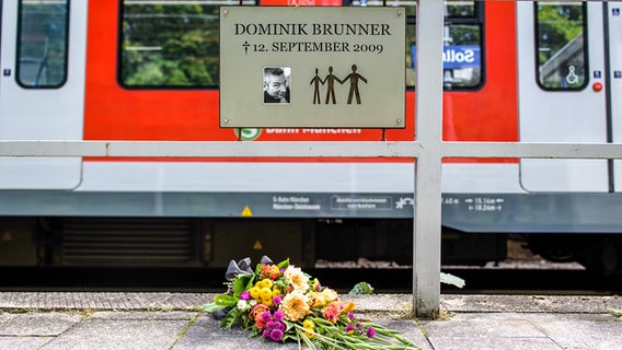 Ein Schild mit der Aufschrift "Dominik Brunner, gestorben am 12. September 2009" ist am Rande der Gedenkveranstaltung anlässlich des 10. Todestages von Dominik Brunner am Bahnsteig in Solln zu sehen. © picture-alliance/dpa Foto: Matthias Balk