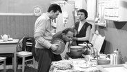 Vater Schölermann mit Sohn Heinz und Tochter Eva in der Küche © NDR Foto: NDR