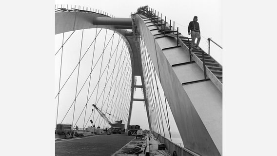Bauarbeiter bei den letzten Arbeiten am Bogen der Fehmarnsundbrücke im April 1963. © picture-alliance Foto: Günter Klimiont