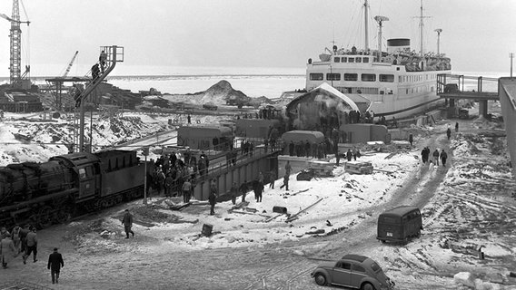 Das Bundesbahn-Fährschiff "Theodor Heuss" im Februar 1963 im noch nicht fertig gestellten Hafen von Puttgarden auf Fehmarn. © picture-alliance Foto: Günter Klimiont