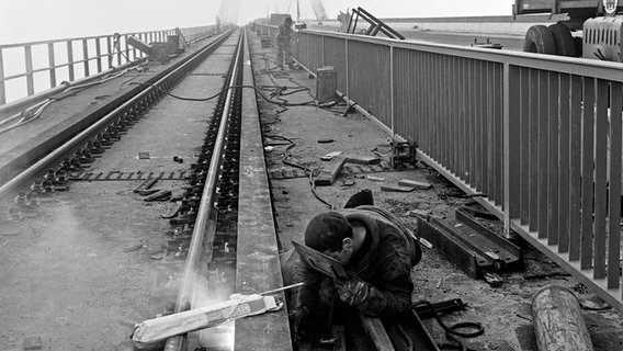 Bauarbeiten an der Fehmarnsundbrücke im Jahr 1960. © Picture Alliance / United Archives Foto: Siegfried Pilz