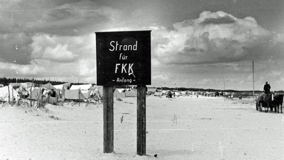 Ein Schild mit der Aufschrift "Strand für FKK" kennzeichnet den Beginn des FKK-Strands in Prerow zu DDR-Zeiten. © NDR Foto: Hans Parczyck