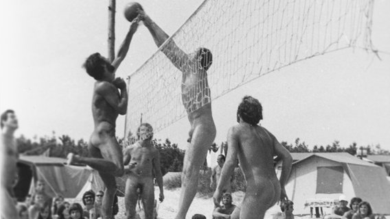 Nackte Urlauber spielen 1973 Volleyball am FKK-Strand in Prerow. © NDR Foto: Hans Parczyck