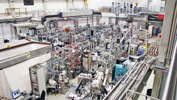 Experimentierhalle des Freie-Elektronen-Lasers FLASH © DESY 