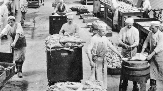 Fleisch- und Wurstwarenfabrik in der Weimarer Republik. Fleisch- und Wurstwarenfabrik in der Weimarer Republik. © picture-alliance / akg Foto: akg-images