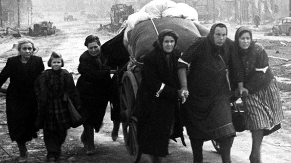 Flüchtende Frauen im Mai 1945. © picture-alliance / akg Foto: / RIA Nowosti