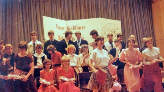 Jugendliche der 10. Klasse, die Mitschüler 1985 bei einem Flugzeugabsturz verlor, bei der Jugendweihe. © NDR 