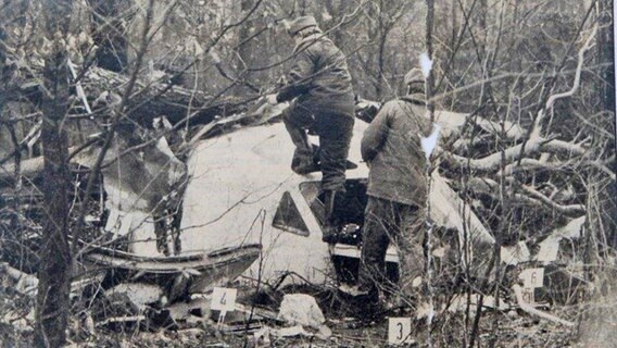 Einsatzkräfte untersuchen die Wrackteile der am 12. Dezember 1986 abgestürzten Tupolew-Maschine. © NDR 