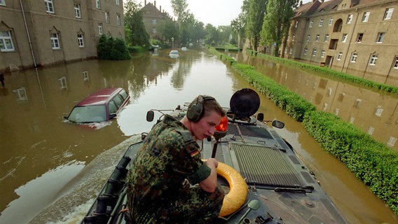 Bundeswehrsoldat auf einem Spürpanzer beim Einsatz im Überschwemmungsgebiet Dresden-Laubegast 2002. © imago/Koall 