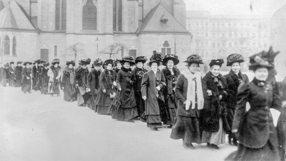 Demonstrationszug in Berlin, anlässlich des Internationalen Frauentags am 8. März (1911). © Deutsches Bundesarchiv Foto: Otto Haeckel