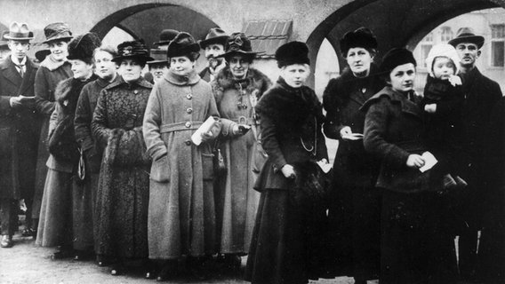 Vornehmlich Frauen stehen am 19. Januar 1919 für die Wahl der Deutschen Nationalversammlung in einer Schlange vor einem Wahllokal. © AdsD/Friedrich-Ebert-Stiftung/dpa 