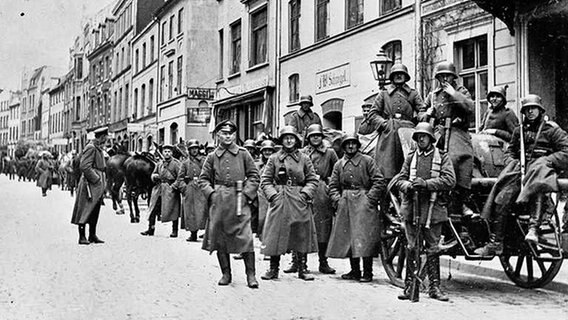 Die Soldaten des Freikorps "Sturmabteilung Roßbach" stehen im März 1920 in Wismar in einer langen Reihe auf der Straße. © Bundesarchiv 