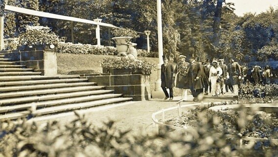 Kaiser Wilhelm II. besucht am 21.6.1914d ie Gartenbauausstellung in Altona.  