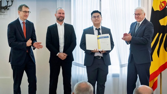 Auszeichnung des Erstpreisträgers Hoang Long David Duong, Klasse 11, Kreisgymnasium St. Ursula, Haselünne, Niedersachsen: Dr. Thomas Paulsen, Vorstand Körber-Stiftung, Robert Rühlmann, Tutor, Hoang Long David Duong, Erstpreisträger, und Bundespräsident Frank-Walter Steinmeier (v.l.n.r.) © Benjamin Pritzkuleit/Körber-Stiftung Foto: Benjamin Pritzkuleit
