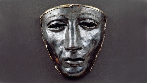 Eiserne Maske eines römischen Gesichtshelms, Fundort: Kalkriese,1990. © picture-alliance / akg-images / Museum Kalkriese Foto: Museum Kalkriese