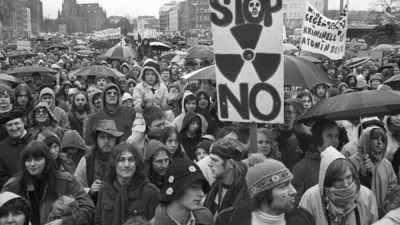 Demonstranten ziehen am 31. März 1979 aus Protest gegen die Pläne für ein Atom-Endlager und eine -Wiederaufbereitungsanlage durch Hannover. © picture-alliance / dpa Foto: Wolfgang Weihs