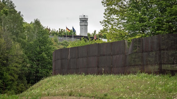 Am Grenzmusem Schifflersgrund ist noch ein Streifen der DDR-Grenze und ein Wachturm (o.) zu sehen. © picture alliance/dpa Foto: Frank Rumpenhorst