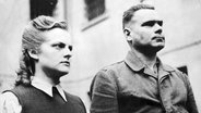 Irma Grese und der ehemaliger Bergen-Belsen Lagerleiter Josef Kramer, Angeklagte 1945 im Bergen-Belsen Prozess Lüneburg. © dpa Foto: dpa