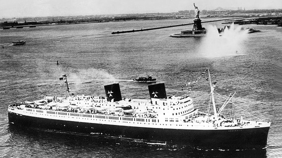 Der Dampfer "Hanseatic" läuft 1958 in den Hafen von New York ein. © Picture-Alliance / dpa 
