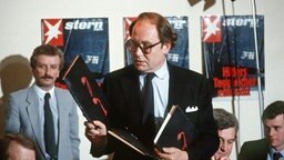 Gerd Heidemann präsentiert auf der Pressekonferenz des Hamburger Magazins "Stern" am 25. April 1983 die vermeintlichen Hitler-Tagebücher. © picture-alliance / dpa Foto: Chris Pohlert