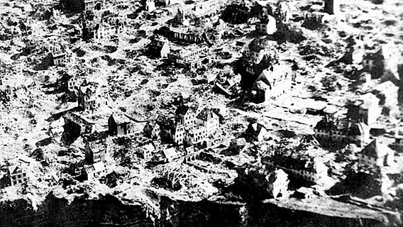 Luftaufnahme des zerstörten Helgolands nach dem Zweiten Weltkrieg. © Museum Helgoland 