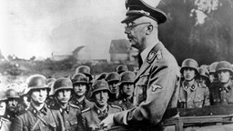 Heinrich Himmler, Reichsführer der SS, spricht zu Soldaten der Waffen-SS. © dpa - Bildarchiv 