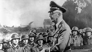Heinrich Himmler, Reichsführer der SS, spricht zu Soldaten der Waffen-SS. © dpa - Bildarchiv 