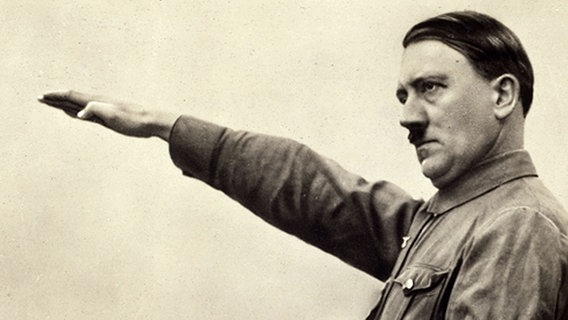 Adolf Hitler mit erhobenem Arm © akg-images Foto: Hoffmann