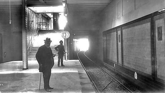 Fahrgäste an der Haltestelle Feldstraße am 15. Juni 1912 © Hochbahn Hamburg 