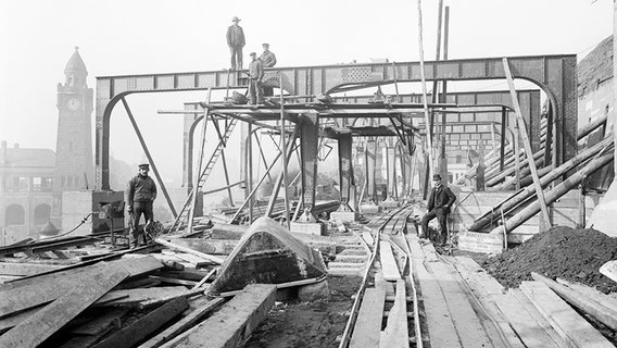 Bauarbeiter arbeiten 1910 an der Haltestelle Landungsbrücken © Hochbahn Hamburg 