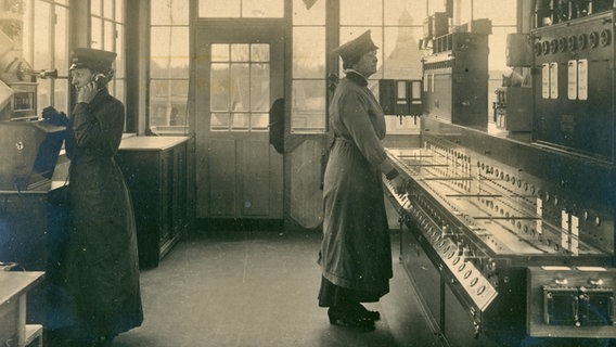 Zwei Hochbahnmitarbeiterinnen am Stellwerk Ohlsdorf (historisches Bild vom 7. Oktober 1916) © Hochbahn Hamburg 