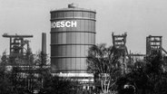 Zwischen Hochöfen steht der Gasometer des Krupp-Hoesch-Werks "Phönix" in Dortmund-Hörde. © picture alliance / ZUMAPRESS.com | Keystone Pictures USA 