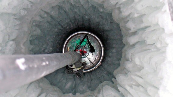 Ein Icecube-Modul wird am Südpol versenkt © DESY 2006 