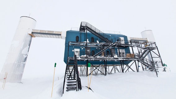 Forschungslanlage des Icecube-Projekts am Südpol © DESY Foto: Freija Descamps/NSF