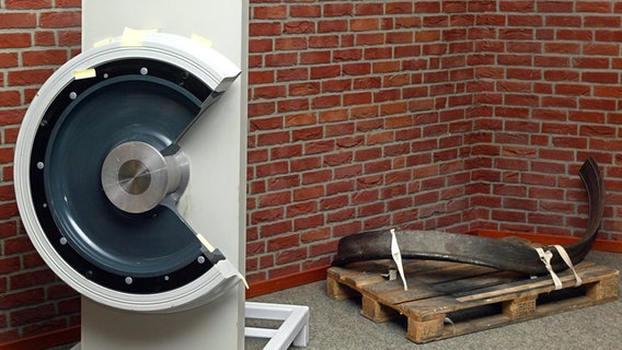 The broken wheel tire of the accident train from Eschede next to a 1:1 model of an ICE wheel tire in the courtroom in Celle © dpa - fotoreport Photo: Ingo Wagner