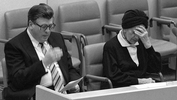 Eine sichtlich erschöpfte Ida Ehre am 10. November 1988 neben Bundestagspräsident Philipp Jenninger im Deutschen Bundestag © dpa-Bildarchiv 