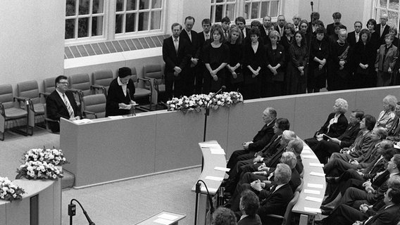 Ida Ehre rezitiert zum 50. Jahrestag der Reichspogromnacht am 10. November 1988 im Deutschen Bundestag die "Todesfuge" von Paul Celan © picture-alliance / dpa Foto: Martin Athenstädt