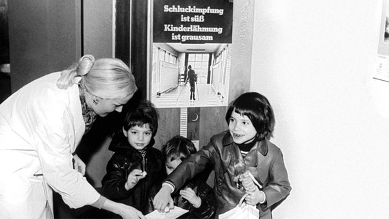 Das Plakat mit dem eindrucksvollen Text "Schluckimpfung ist süß Kinderlähmung ist grausam" wirbt 1971 für die bundesweite Impfaktion gegen Kinderlähmung (Polio). © picture-alliance / dpa Foto: Peter Becker